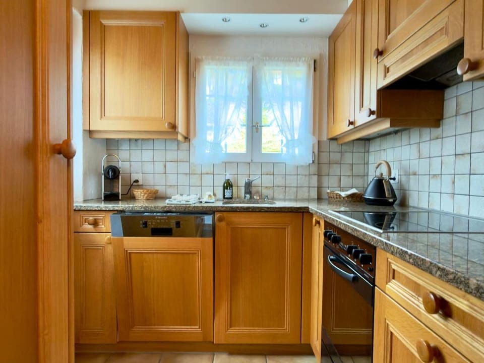 Coffee/tea facilities, Kitchen or kitchenette, dishwasher, stove, toaster