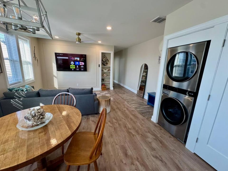 Walk to Beach and Boardwalk, AC, Free Parking, KB House in Ventnor City