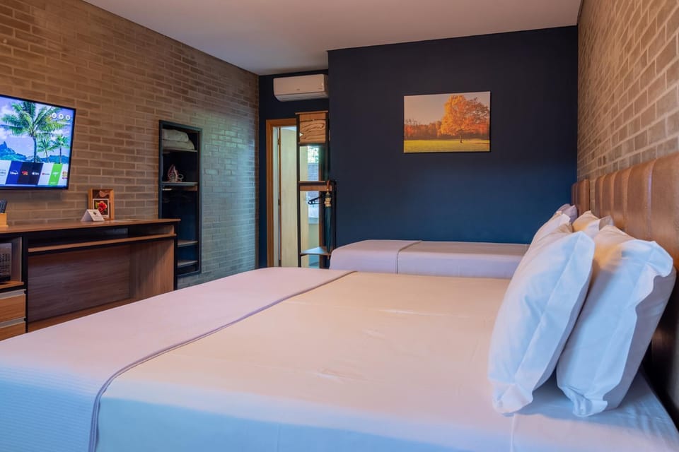 Bed, TV and multimedia, Photo of the whole room, Bedroom