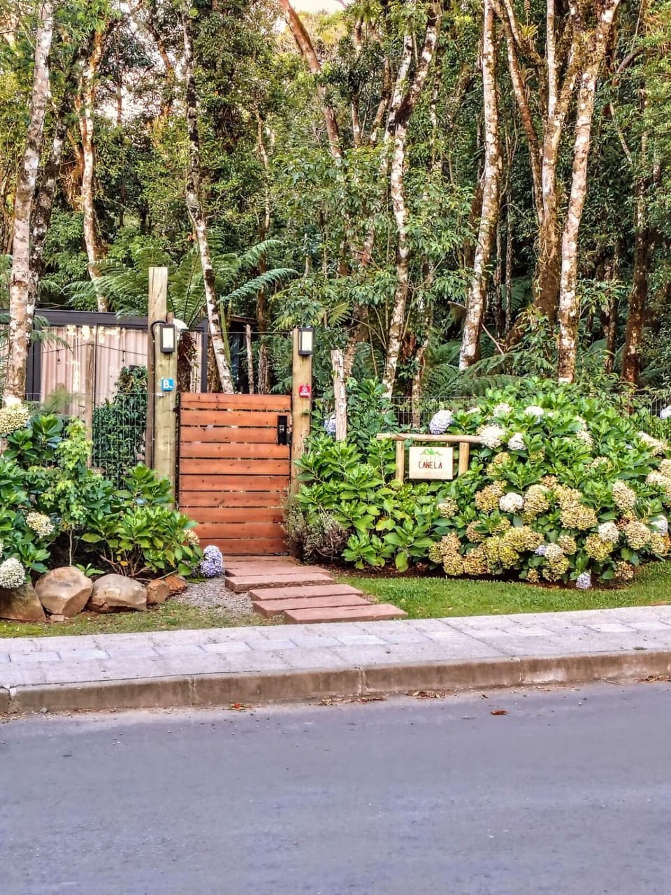 Chalé para 4 pessoas, 2km do Centro, Pet Friendly, Wi-fi 1GB, Lareira e Ar condicionado House in Canela