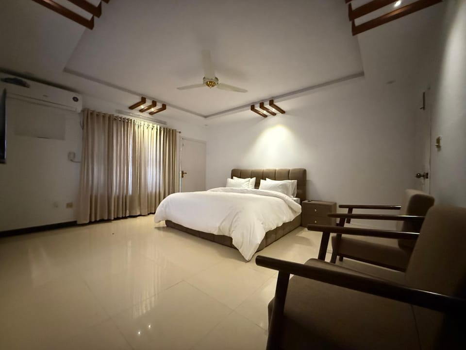 Bed, Photo of the whole room, Bedroom, air conditioner