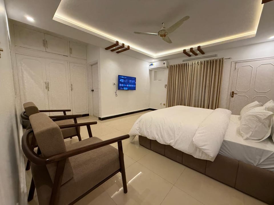 TV and multimedia, Living room, Photo of the whole room, Seating area, Bedroom, air conditioner