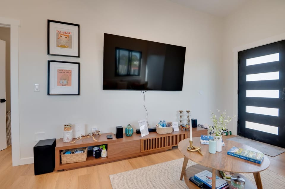 Free Parking! Newly Renovated ADU Near Culver City Apartment in Culver City