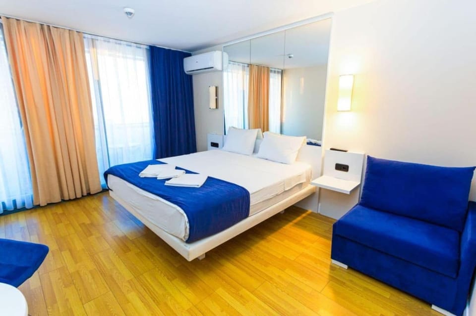 Bed, Living room, Photo of the whole room, Seating area, Bedroom