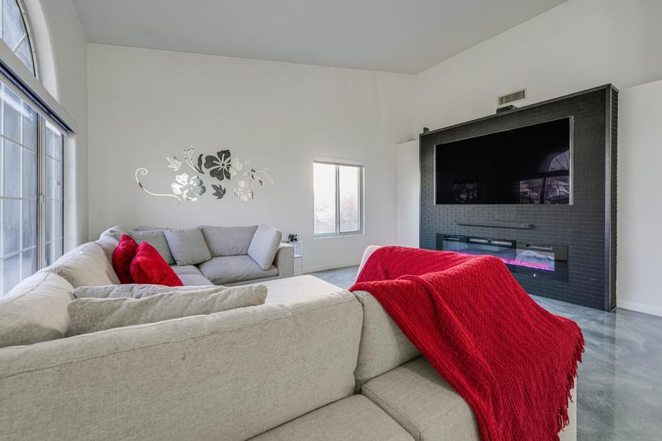 < 1 Mi to Talking Stick Amp! Family Escape w/ Pool House in Phoenix