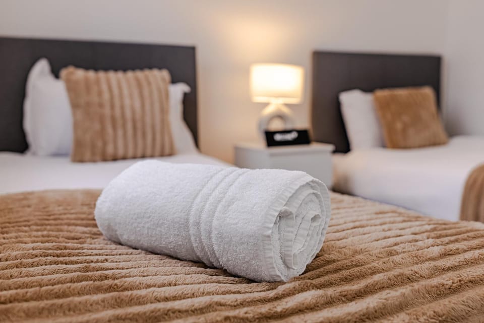 Bed, Bedroom, towels