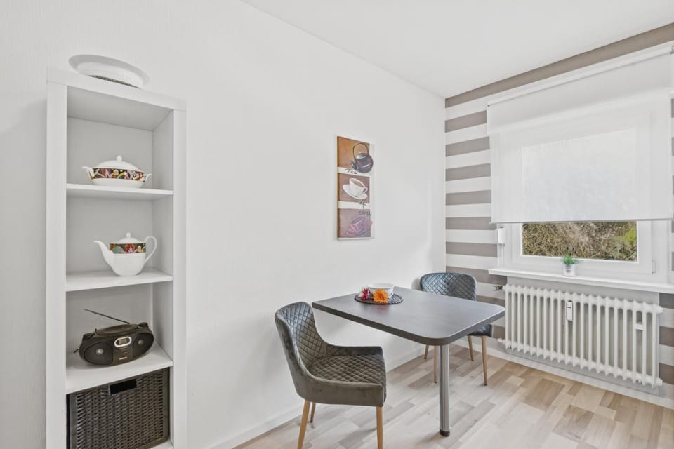 Kitchen or kitchenette, Business facilities, Seating area, Dining area