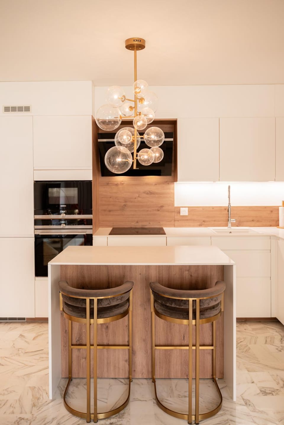 Kitchen or kitchenette, Dining area, minibar, stove