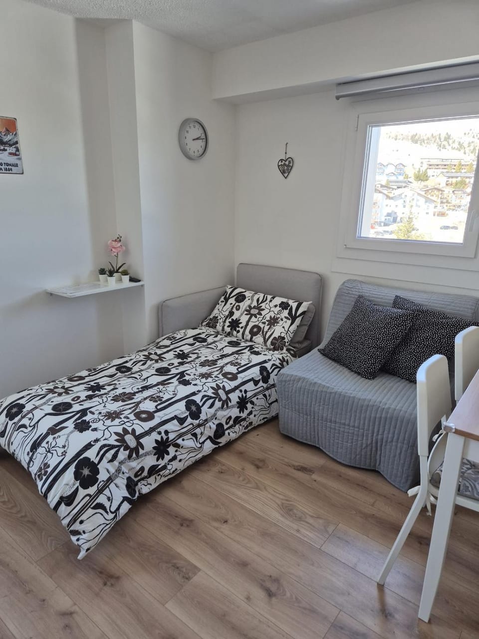 Bed, Living room