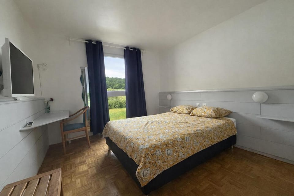 Bed, TV and multimedia, Photo of the whole room, Bedroom