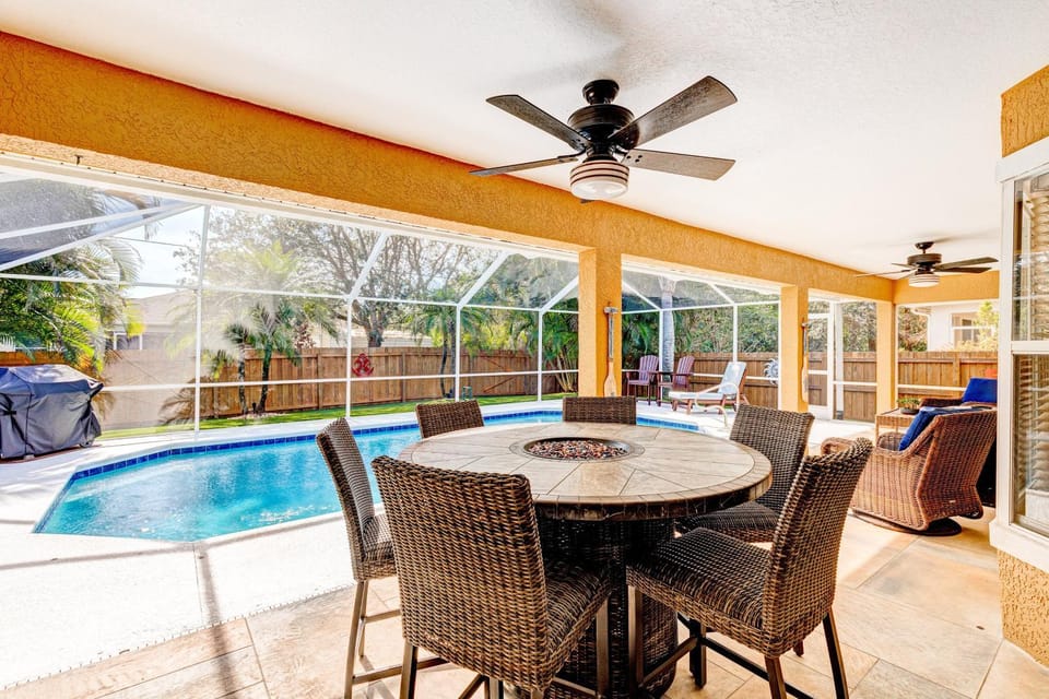 Day, Dining area, Pool view, Swimming pool, sunbed