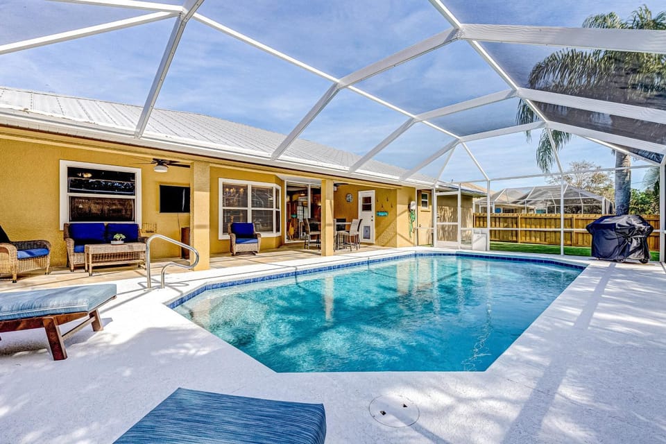 Property building, Day, Pool view, Swimming pool, Swimming pool, sunbed