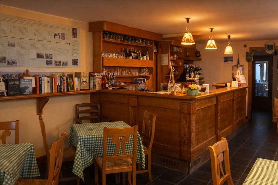 Lounge or bar, Food and drinks