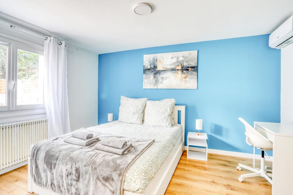 Bed, Photo of the whole room, Bedroom, towels, air conditioner