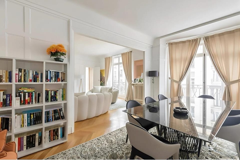 Eiffel Tower - Prestigious 2BR - Terrace Apartment in Paris
