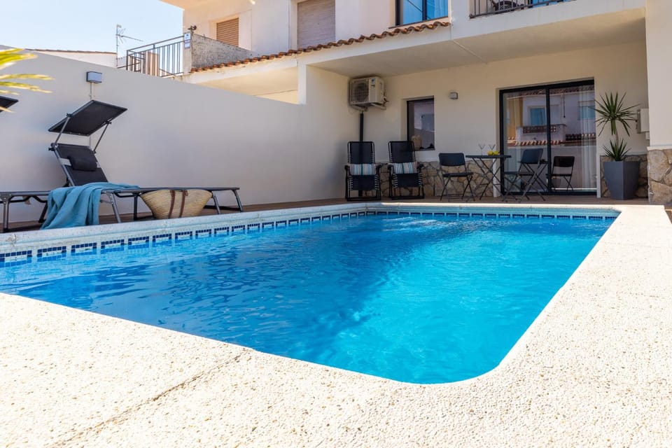 Property building, Pool view, Swimming pool, Swimming pool, sunbed
