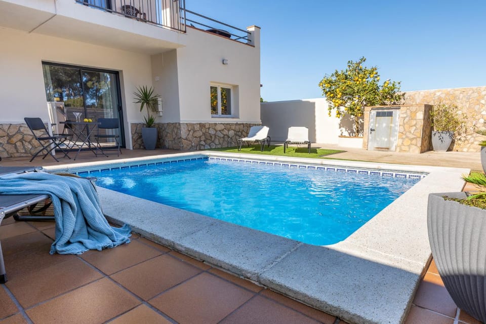 Property building, Pool view, Swimming pool, Swimming pool, sunbed