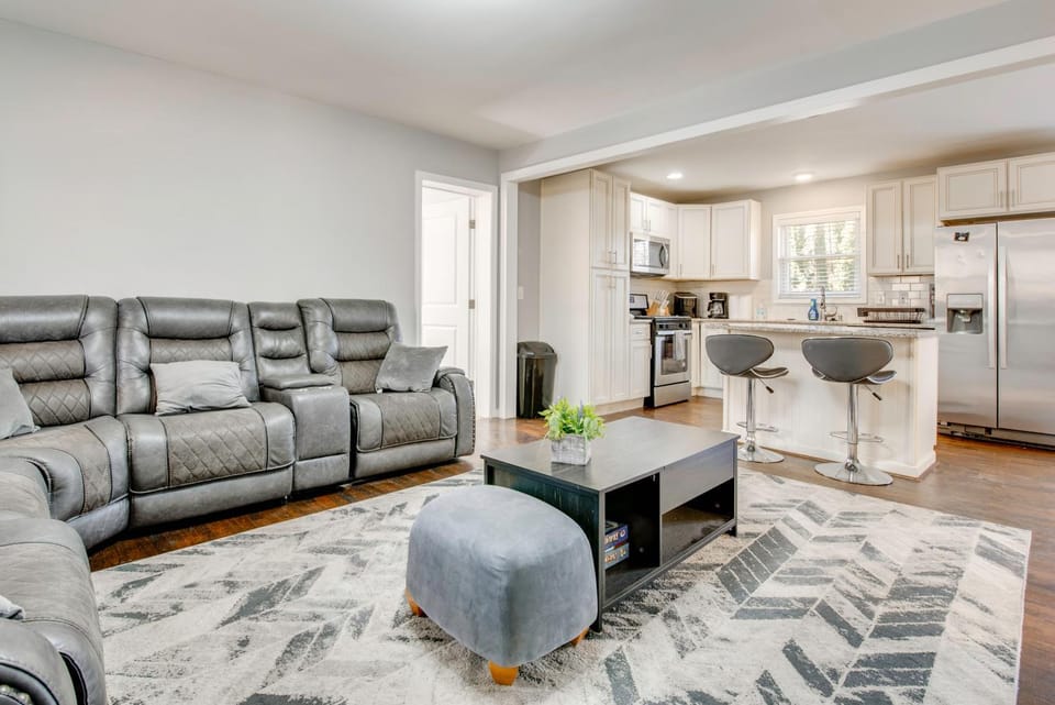 Private Deck, Yard! Family Stay Near Mercedes-Benz House in Atlanta