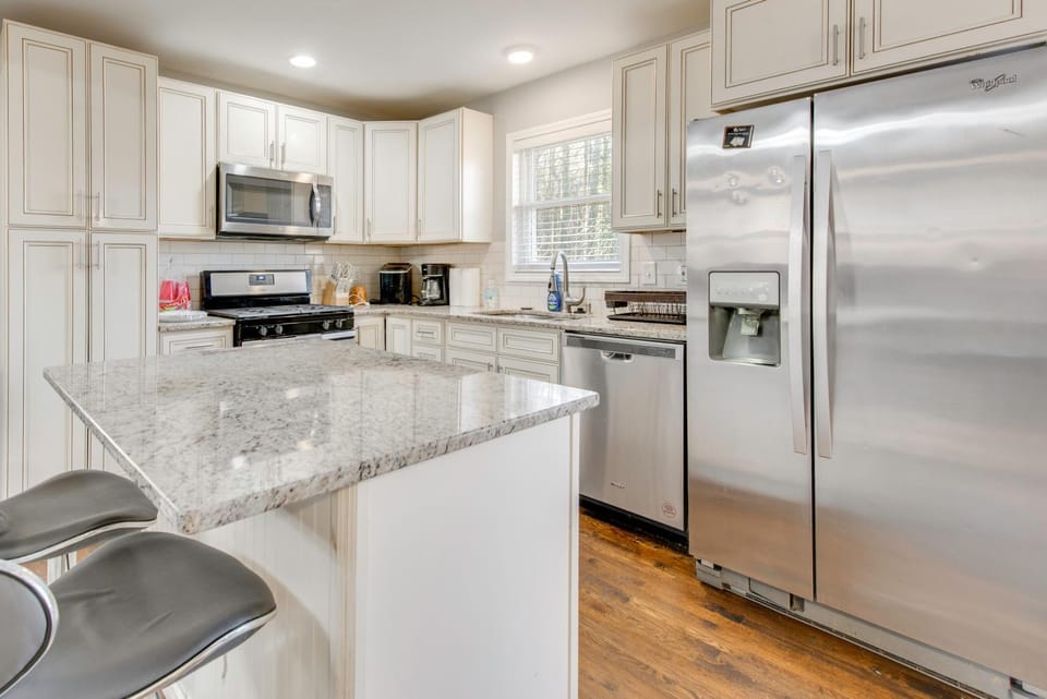 Private Deck, Yard! Family Stay Near Mercedes-Benz House in Atlanta