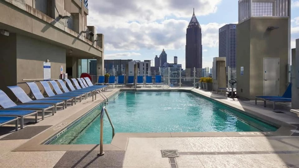 Luxurious Midtown Apartment w Sky Lounge & Pool Apartment in Atlanta