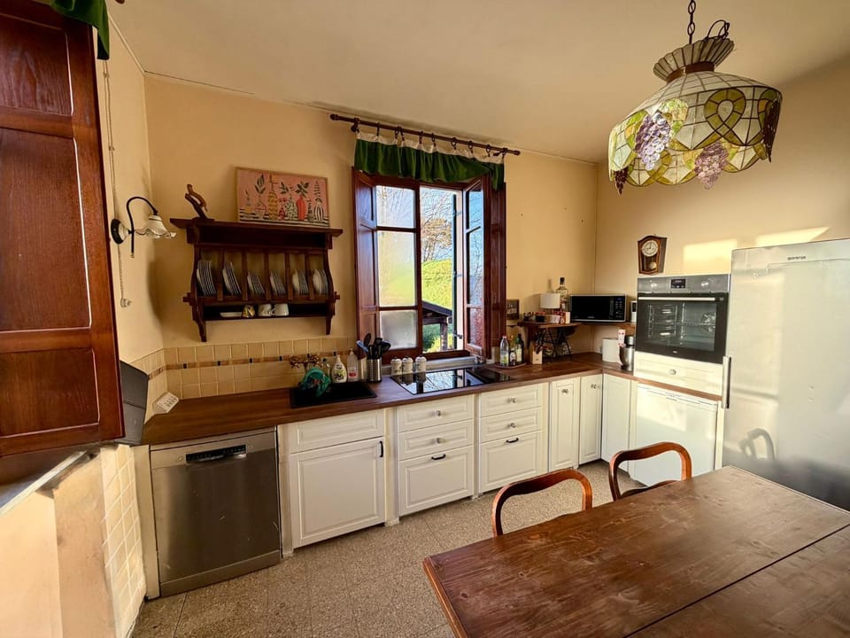Coffee/tea facilities, Kitchen or kitchenette, Seating area, Dining area, Communal kitchen, Food, dishwasher, fireplace, internet, microwave, oven, storage, stove