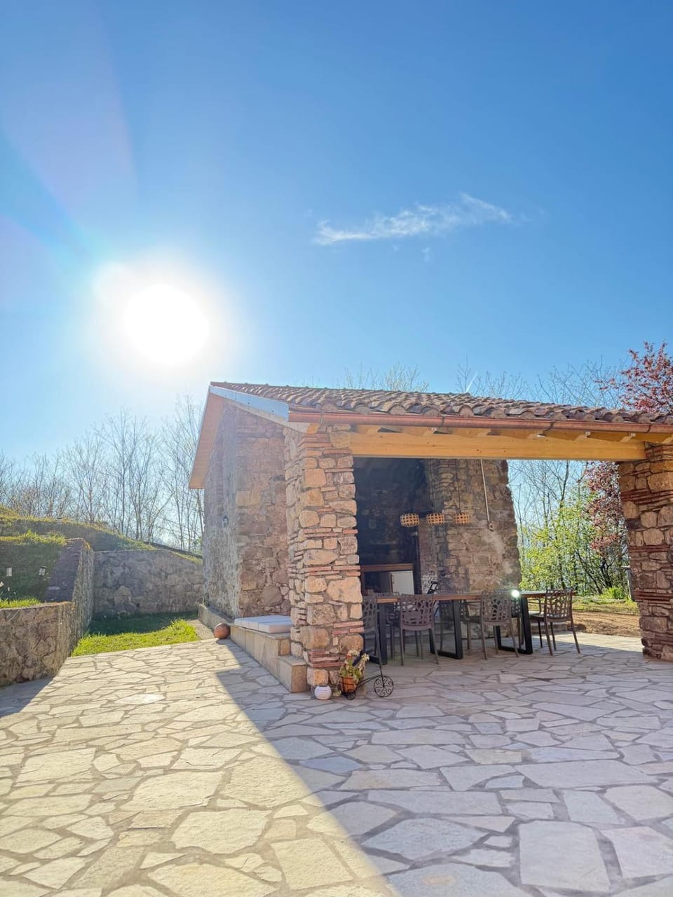 Property building, Patio, Spring, Day, Garden, Balcony/Terrace, Seating area, Dining area