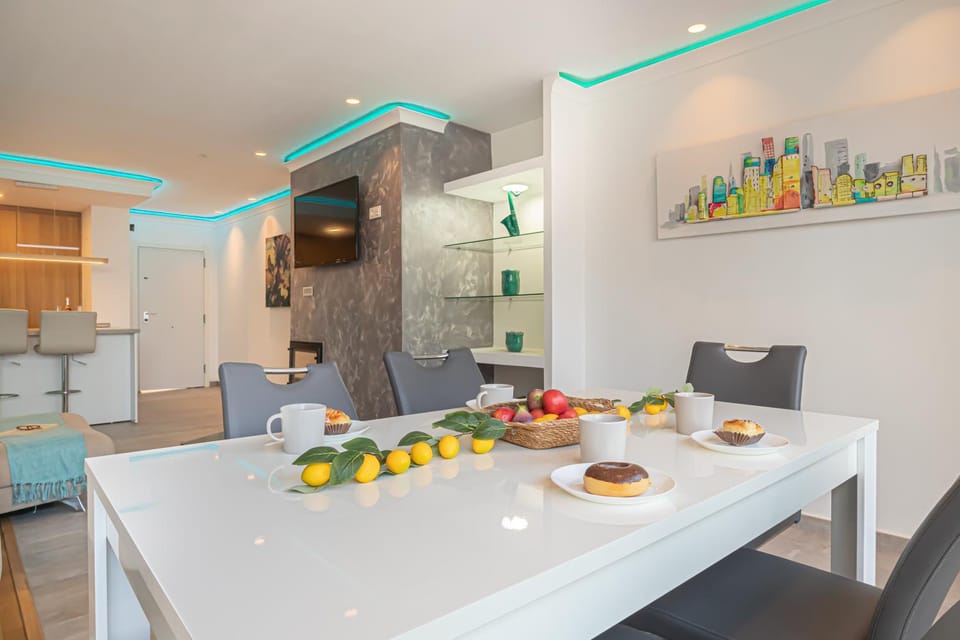 TV and multimedia, Living room, Seating area, Dining area, air conditioner