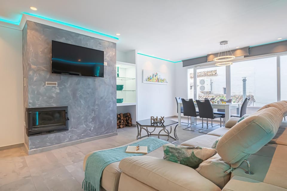 TV and multimedia, Living room, Seating area, Dining area, air conditioner