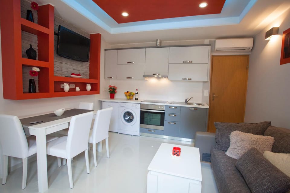 Kitchen or kitchenette, Living room, Seating area, Dining area, oven, stove, air conditioner