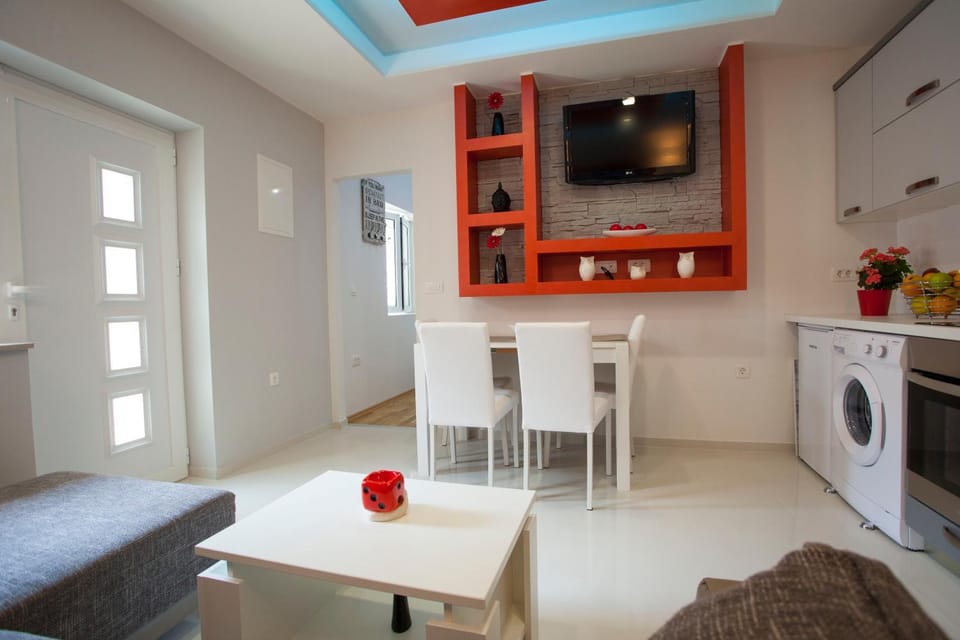TV and multimedia, Kitchen or kitchenette, Living room, Seating area, Dining area, oven, washing machine