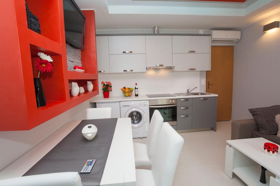 Kitchen or kitchenette, Living room, Seating area, Dining area, oven, stove