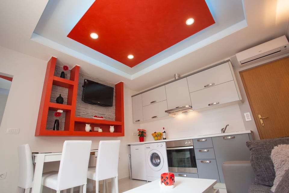 TV and multimedia, Kitchen or kitchenette, Living room, Seating area, Dining area, oven, stove, washing machine, air conditioner