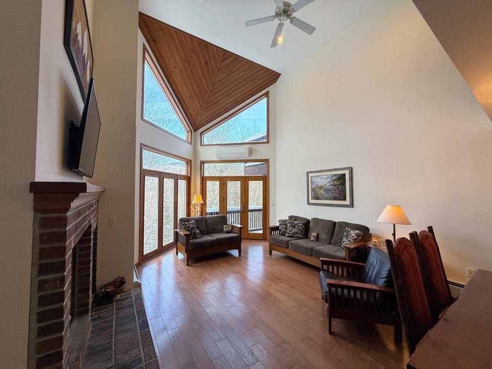 C7 Beautifully appointed slopesideCrawford Ridge end unit townhome with fireplaces, yard House in Carroll