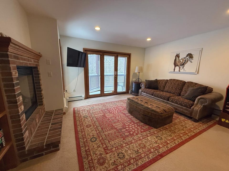 C7 Beautifully appointed slopesideCrawford Ridge end unit townhome with fireplaces, yard House in Carroll
