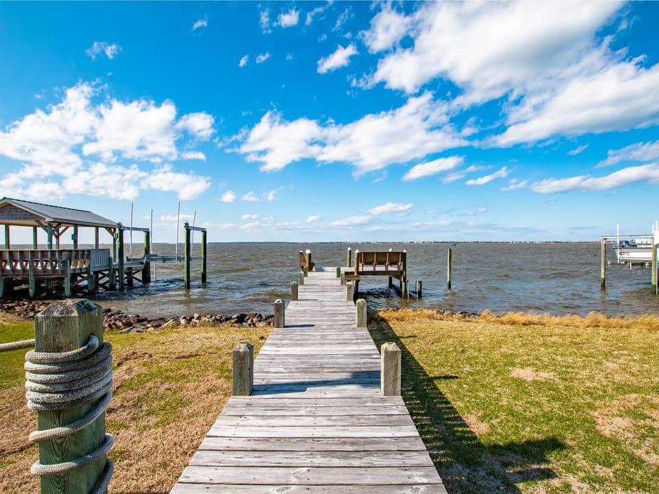 5723 - Urban Gorilla House in Roanoke Island