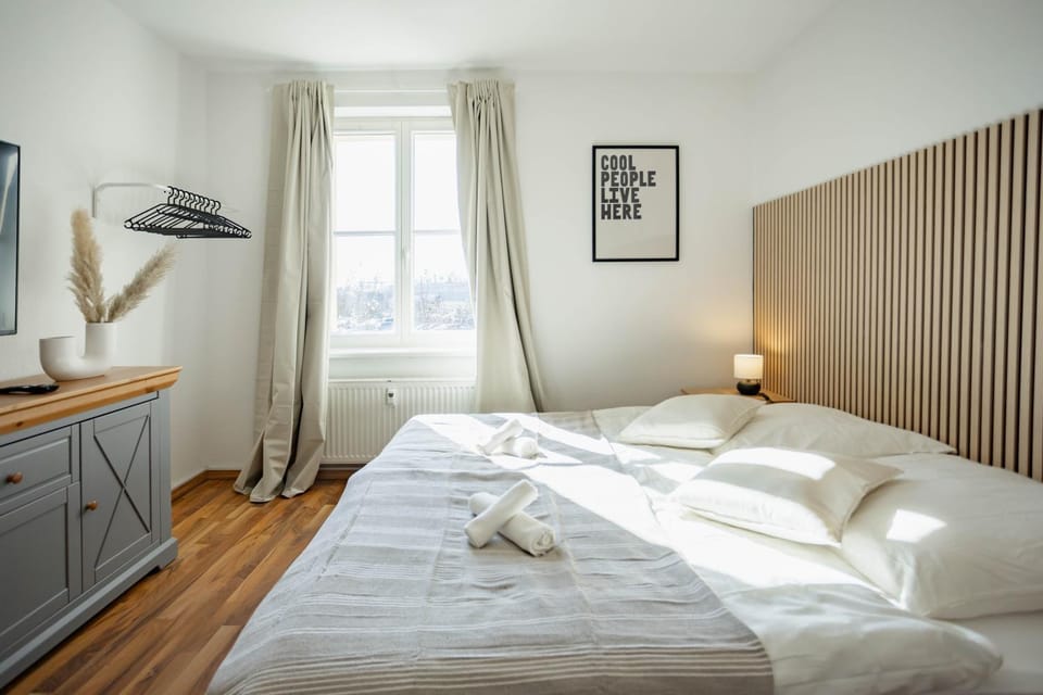 Bed, TV and multimedia, Photo of the whole room, Bedroom, towels