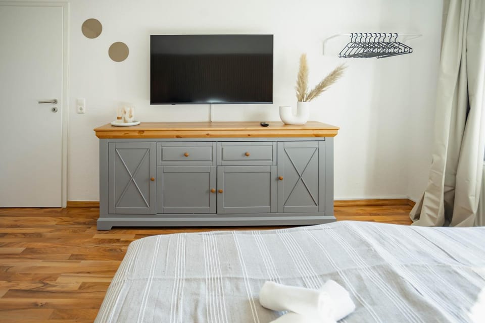 Bed, TV and multimedia, Bedroom