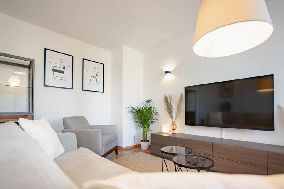 TV and multimedia, Living room, Seating area, Evening entertainment