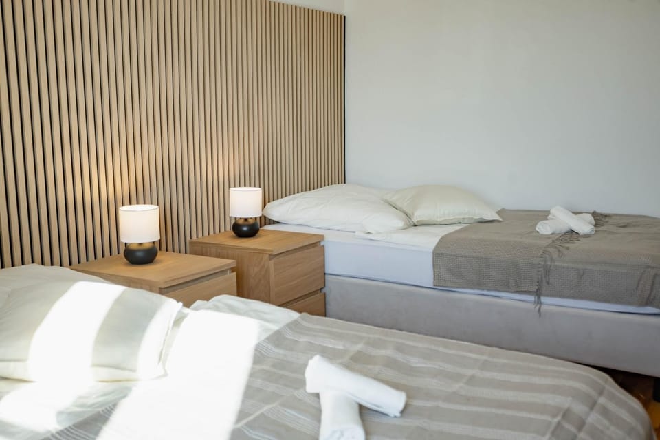 Bed, Bedroom, towels