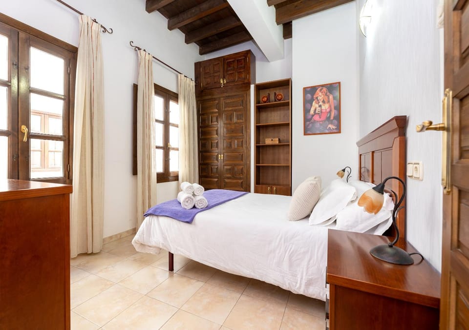 Elvira Home For 4 Apartment in Granada