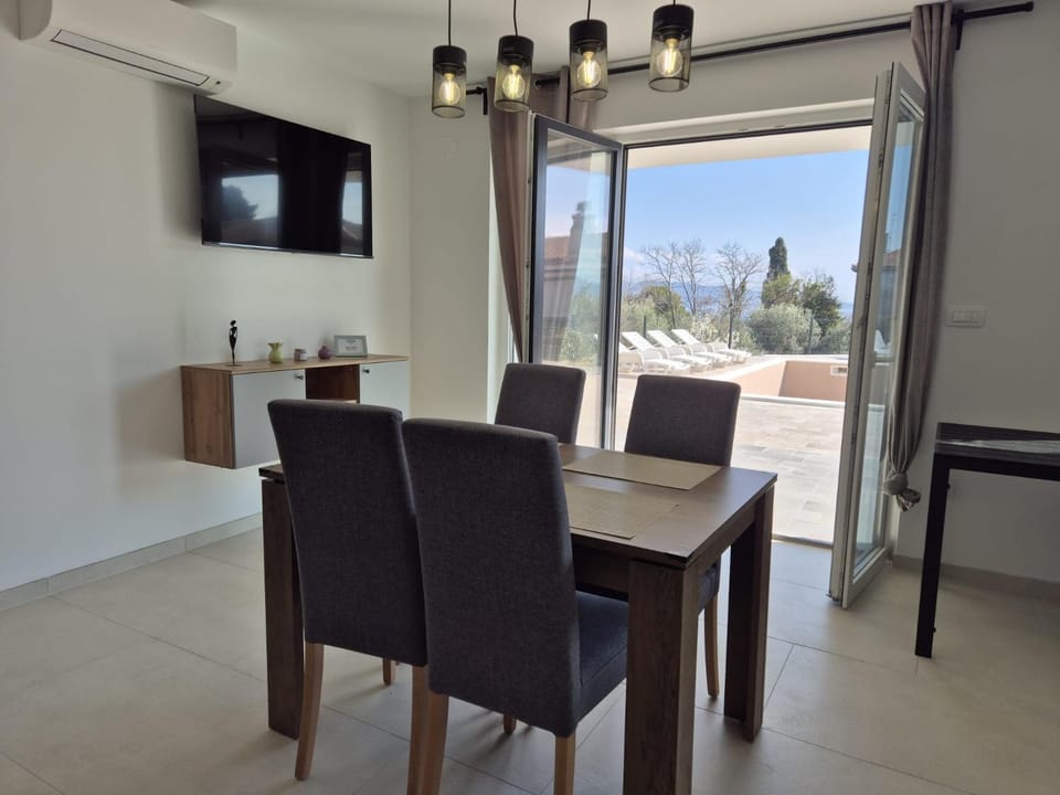Dining area, Swimming pool