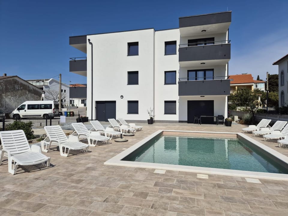 Property building, Swimming pool, sunbed
