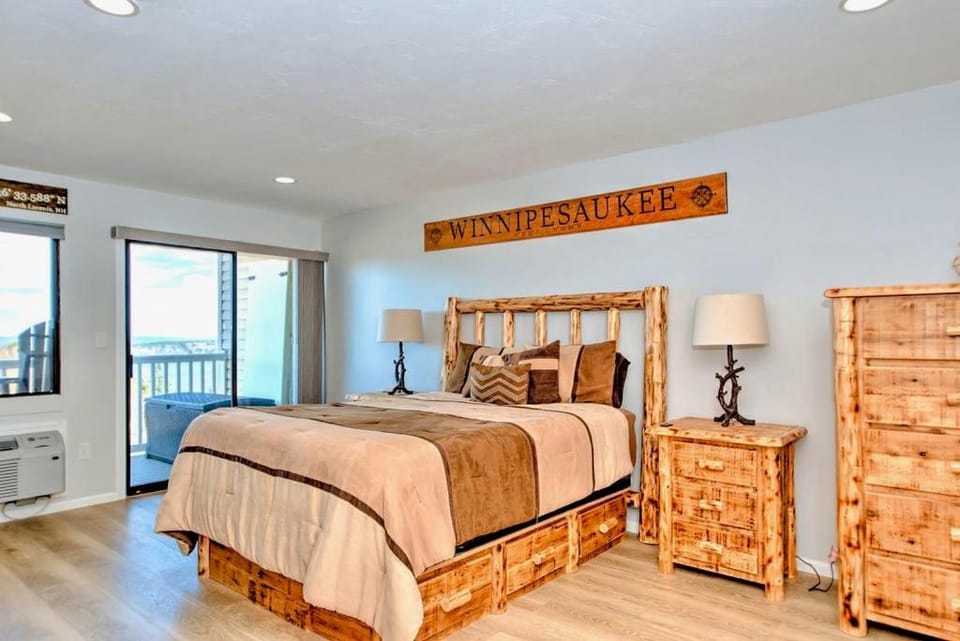 Adorable Cedar Lodge Room with Amazing Lake Views! Apartment in Laconia