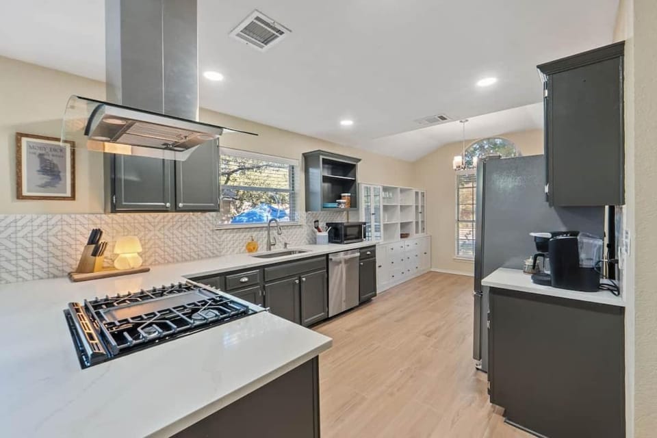 Spacious Home + Hot tub + Fire Pit + Play Loft House in Cedar Park