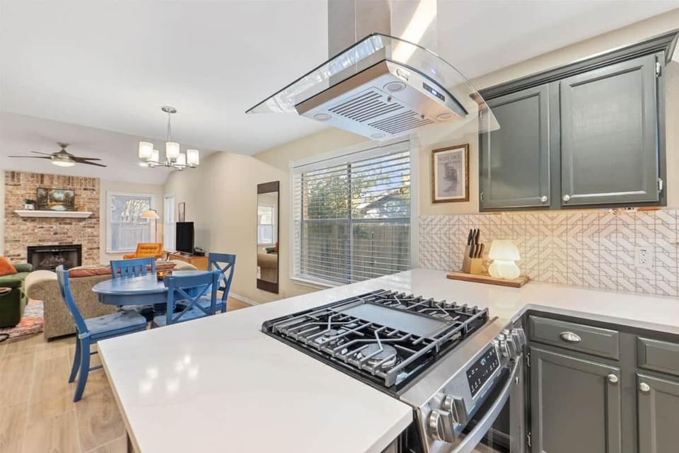 Spacious Home + Hot tub + Fire Pit + Play Loft House in Cedar Park