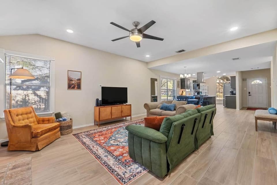 Spacious Home + Hot tub + Fire Pit + Play Loft House in Cedar Park