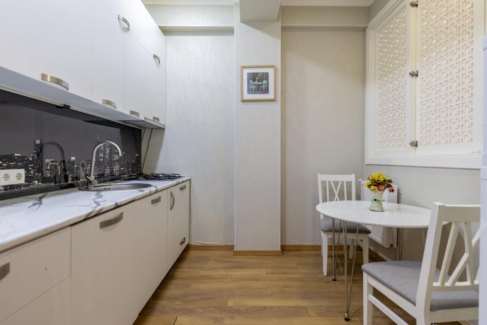 Kitchen or kitchenette, Dining area, minibar, stove
