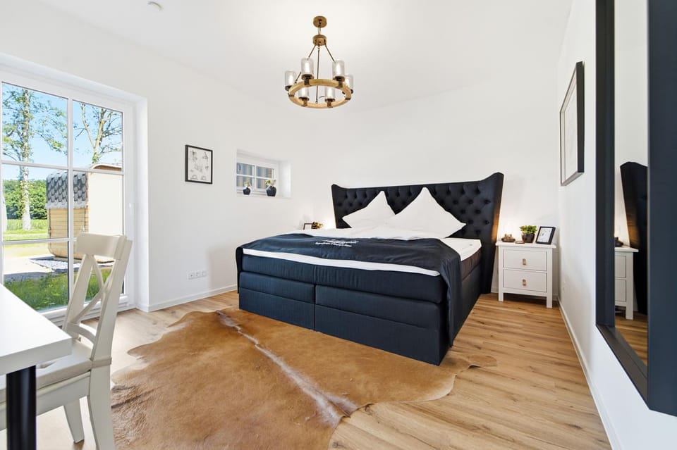 Bed, TV and multimedia, Photo of the whole room, Seating area, Bedroom