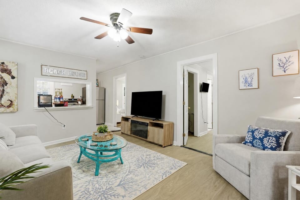 TV and multimedia, Kitchen or kitchenette, Living room, Seating area