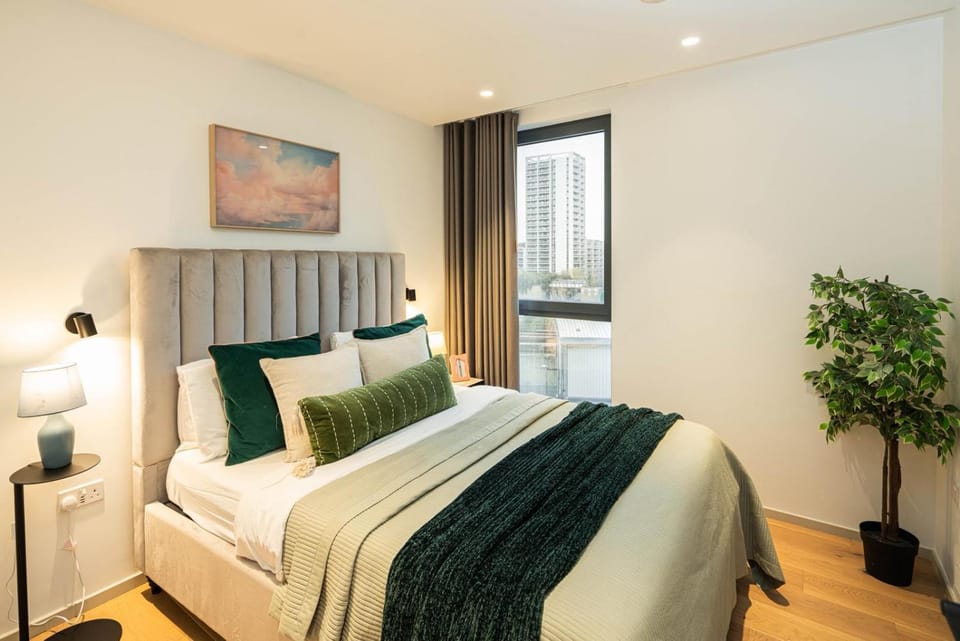 Spacious 2 Bedroom near Coal Drops Apartment in London Borough of Islington